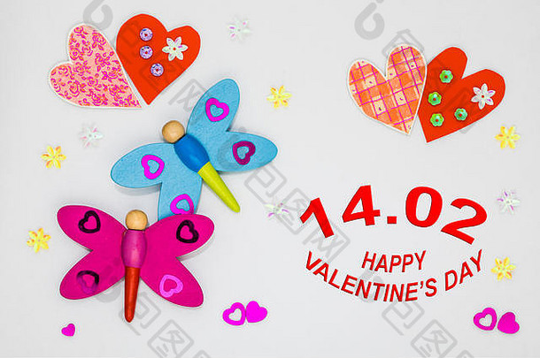 彩色背景上印有心形和蜻蜓的情人节贺卡