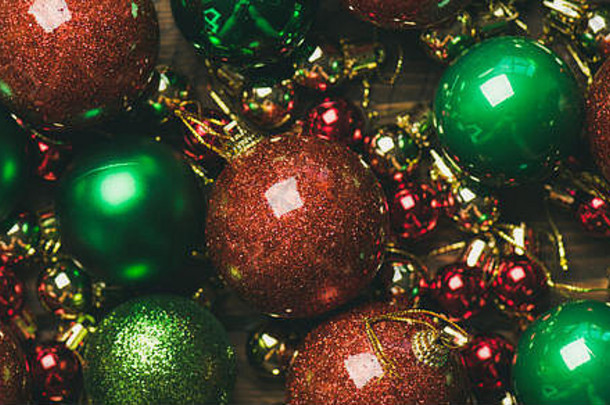 彩色圣诞树装饰球，俯视，构图宽阔