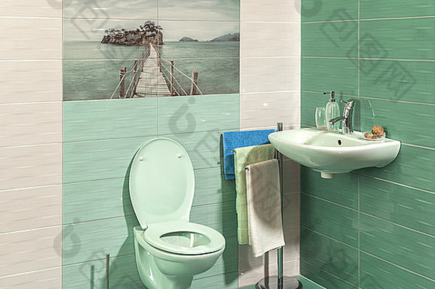 舒适的现代浴室绿色瓷砖