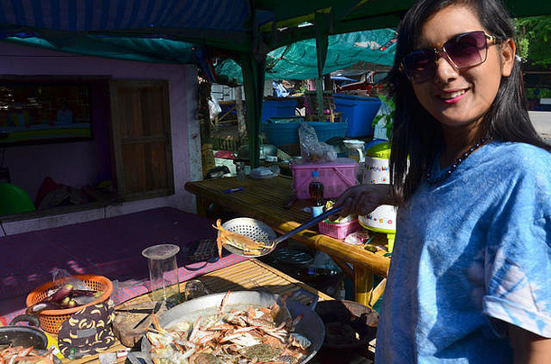 泰国女子秀蒸花蟹、蓝蟹、蓝游动蟹、蓝甘露蟹、沙蟹
