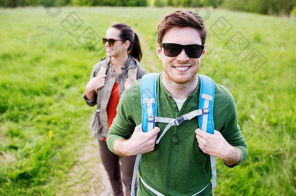 背包徒步旅行的快乐夫妇