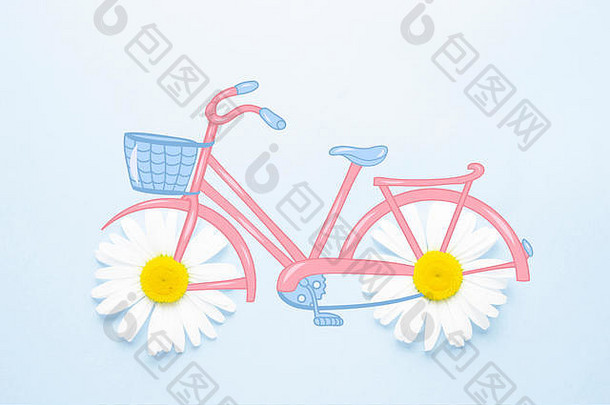 蓝色背景上带有洋甘菊花车轮的插图自行车创意概念图。