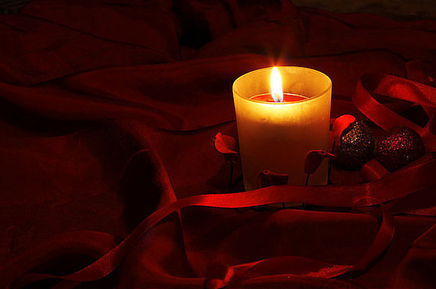 圣诞祝福，装饰蜡烛灯缎带和红色缎带球