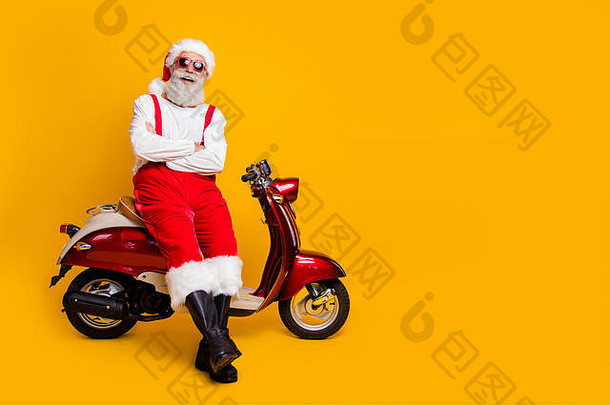 圣诞老人的全身照片喜气洋洋的圣诞<strong>主题派对</strong>坐着复古自行车听笑话穿太阳眼镜裤子帽子衬衫靴子