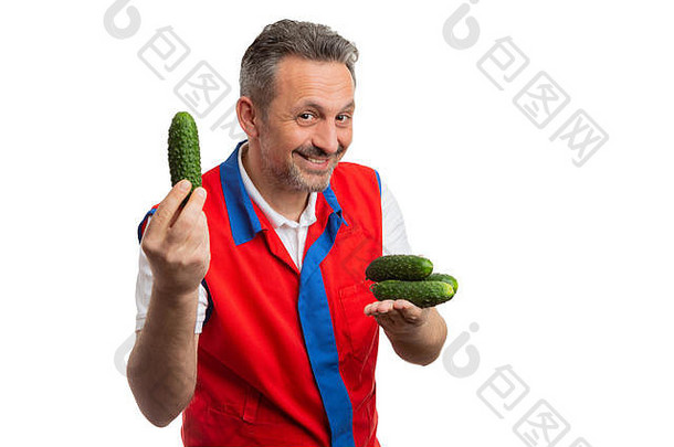 友好的大卖场或杂货店员工展示黄瓜，并将其他人作为健康蔬菜握在手上