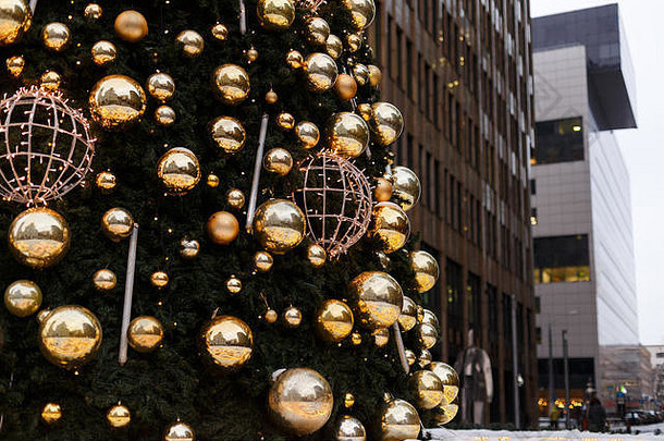 背景商业<strong>中心</strong>的圣诞树