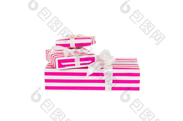 一组用<strong>粉色</strong>纸和白色丝带手工制作的圣诞或其他节日礼物。在白色背景上隔离，俯视图。<strong>感恩节</strong>礼品盒公司