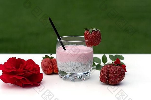 花园里白桌子上的加草莓布丁