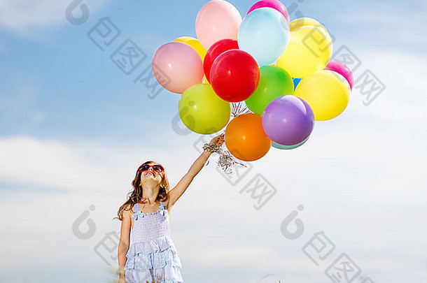 快乐女孩色彩斑斓的气球
