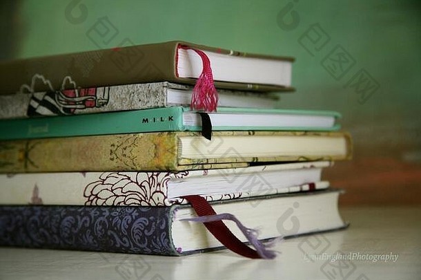 书架上有书签的彩色书写日记