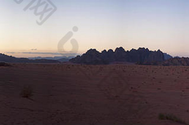 落<strong>日</strong>落基山脉上的朗姆河沙漠，著名的<strong>月球</strong>山谷，砂岩和花岗岩岩石，看起来像火星