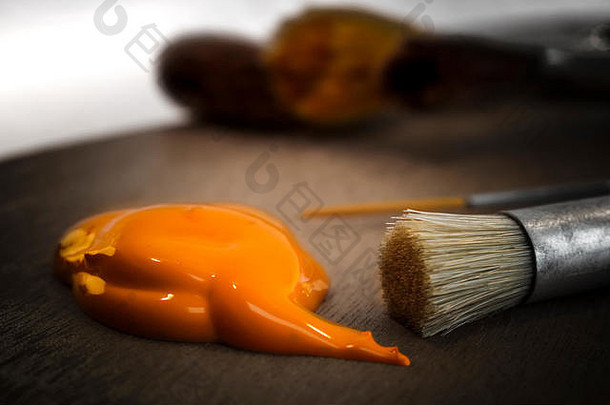 橙色油漆球白色油漆刷