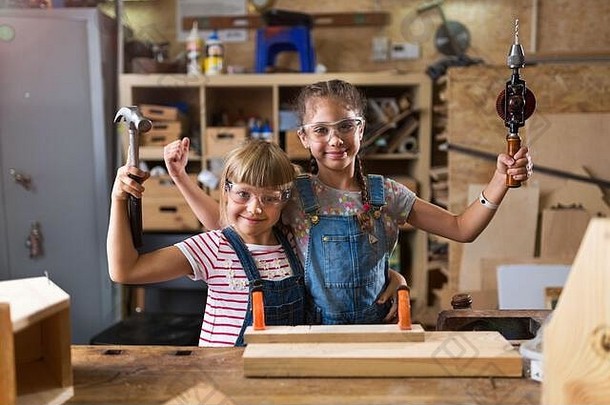 两个年轻女孩在车间做木工活