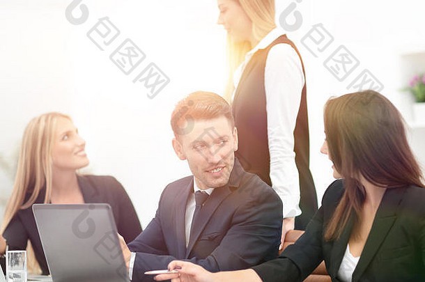 业务团队站在打开的笔记本电脑前讨论新信息