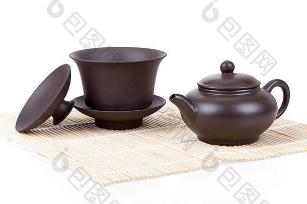 白色背景上的中国陶瓷茶具竹垫