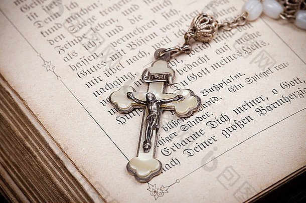 十字架上有银色耶稣和圣经侧面的字母