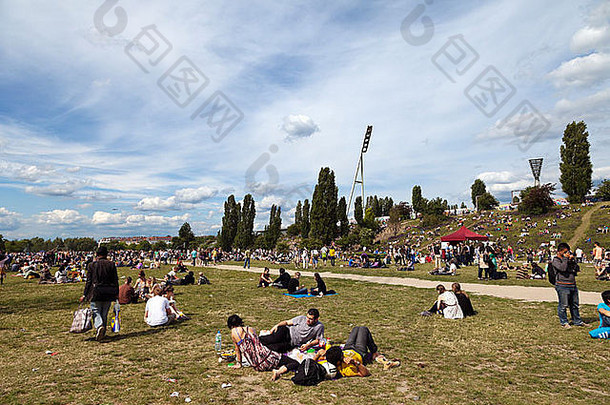 德国<strong>柏林</strong>—2012年6月10日：<strong>东柏林</strong>摩尔公园的春季周日下午。草坪上满是以青壮年为主的群体
