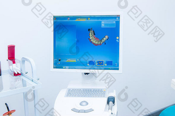 在高度现代化的牙科实验室中，使用<strong>CAD</strong> CAM牙科计算机辅助机器进行假体建模过程。牙科学，修复学，修复学