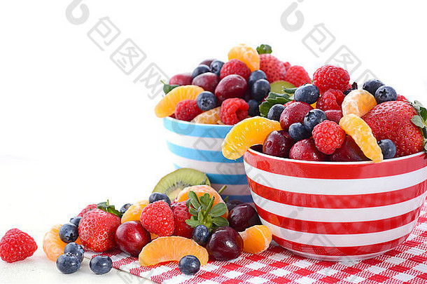 早餐碗中的新鲜多彩水果包括覆盆子、草莓、樱桃、蓝莓、马纳德林和猕猴桃