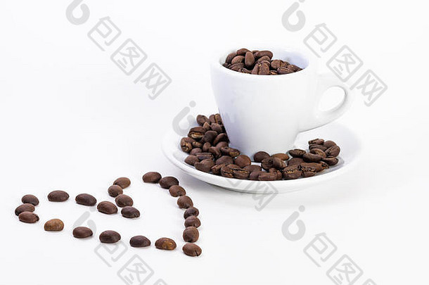 情人节，咖啡或浓缩咖啡杯中的咖啡豆