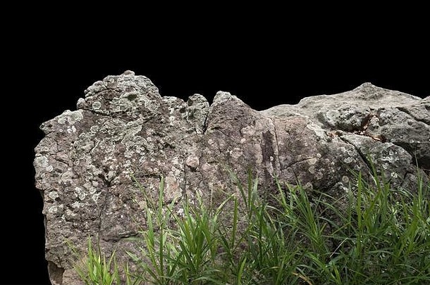 黑色背景上孤立的岩石。