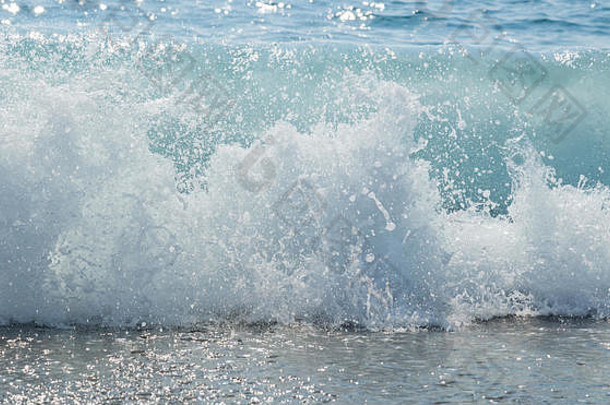 美丽的地中海巨浪。出身背景