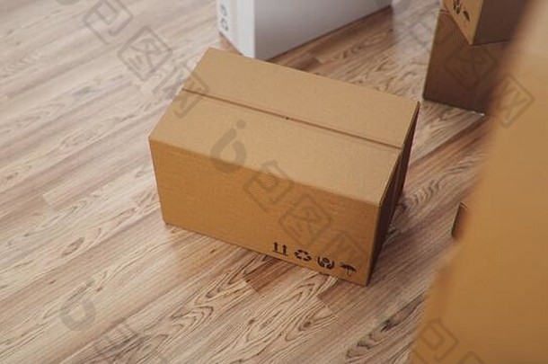 堆纸板盒子交付货物包裹纸板盒子首页房间木地板上包交付包裹