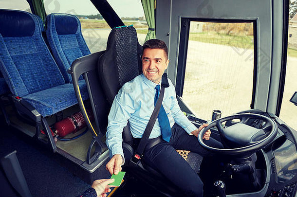 公共汽车司机向乘客取车票或卡