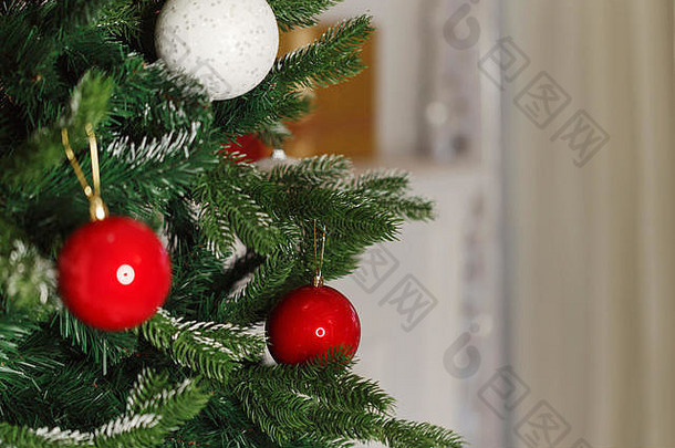 装饰过的圣诞树。节日背景。特写镜头。树枝上有白色和红色的球。