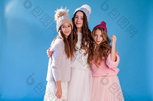 三个穿着冬季针织帽子的<strong>时尚</strong>女孩女朋友