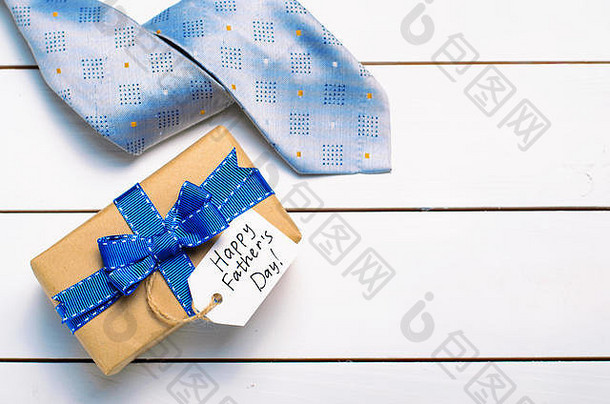 父亲节概念，白色木质背景上的礼品盒和领带