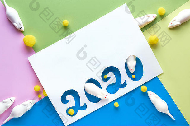 2020年新年快乐，鼠年！平放，由棉花糖制成的甜白色老鼠的俯视图，背景为几何纸，带有软球