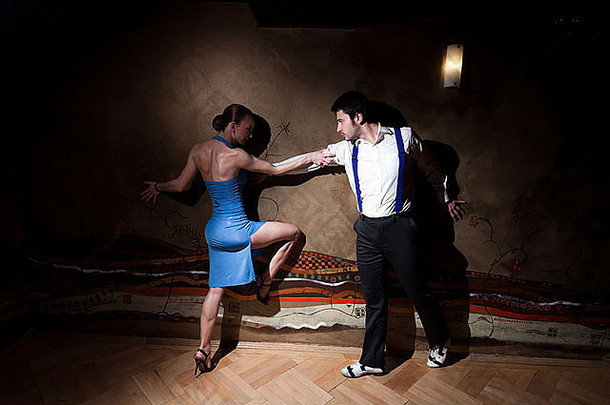 美丽的舞者表演阿根廷探戈。请检查类似的图片从我的投资组合。