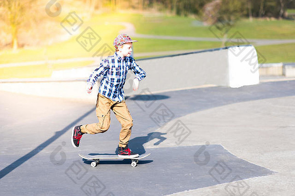 英俊的精力充沛的男孩多动症自闭症埃斯博格综合症并发症状有趣的滑板当地的滑板运动场地