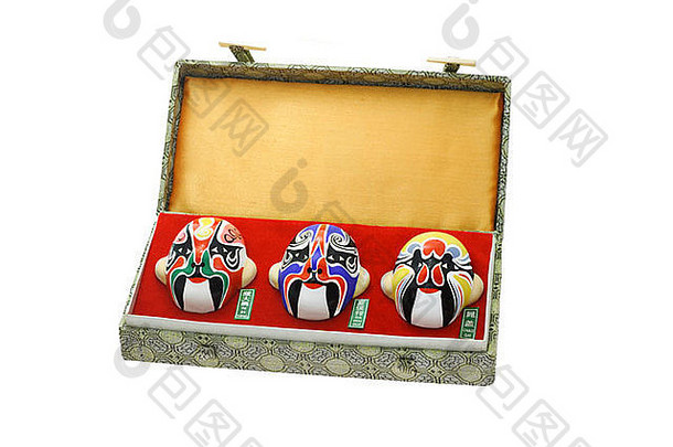 礼盒中的三件中国京剧面具饰品
