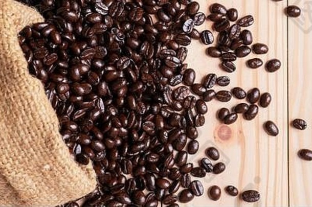 咖啡豆从麻袋里溢出
