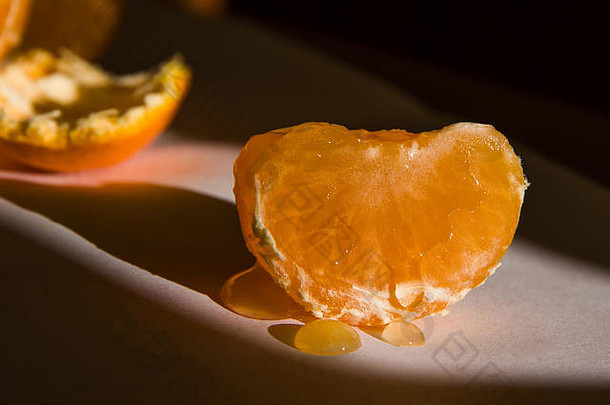 一片涂满酱汁的橘子柑桔片的前视图特写。