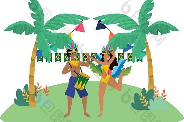 当地夫妇在海滩上用棕榈树和三角旗跳舞庆祝巴西狂欢节