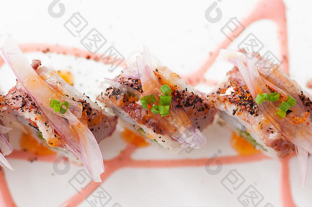 在一家传统的日本餐厅，可以看到美味的豆瓣寿司。