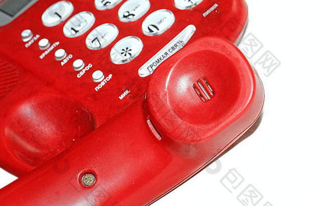 白色背景上的旧红色电话