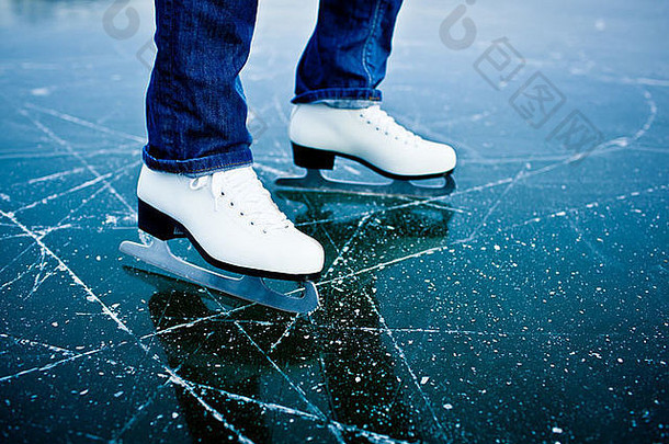 年轻的女人冰滑冰在户外池塘冻结冬天一天细节腿