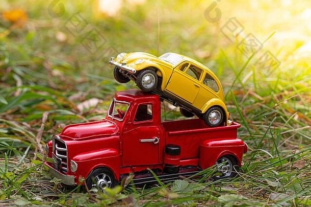 俄罗斯伊泽夫斯克，2019年9月14日。秋天森林里的复古汽车玩具。秋天风景中的<strong>红</strong>色汽车。秋季概念。