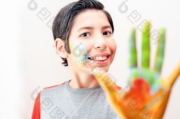 年轻的男孩幸福的艺术工艺品首页