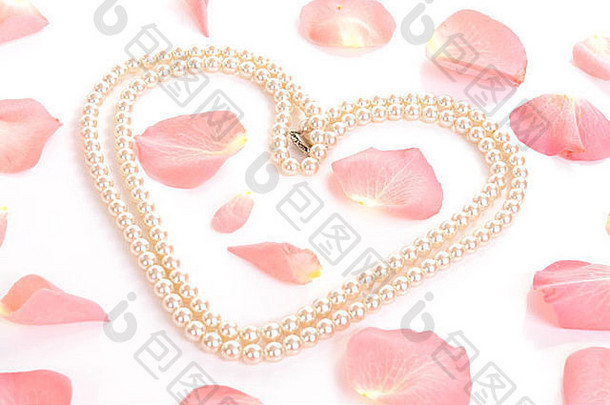 心形状创建字符串珍珠粉红色的玫瑰花瓣分散白色背景