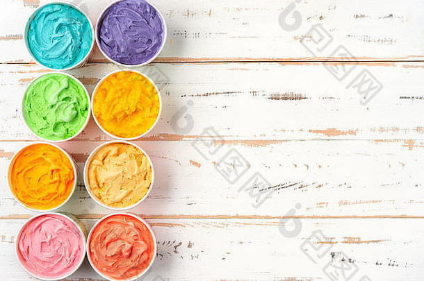 白色木质背景上的彩色彩虹冰淇淋顶视图