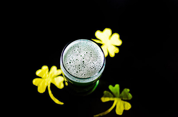 在圣帕特里克节喝一品脱绿色啤酒，这是一种传统的爱尔兰民族饮料，三叶草