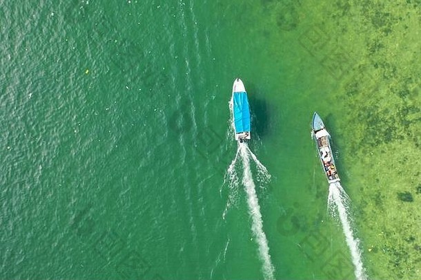 Sempona岛和城镇周围作为主要交通和旅游活动的国内船只鸟瞰图。