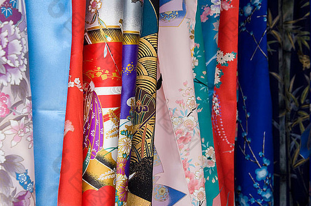 在日本东京出售的一排日本和服的丝绸图案
