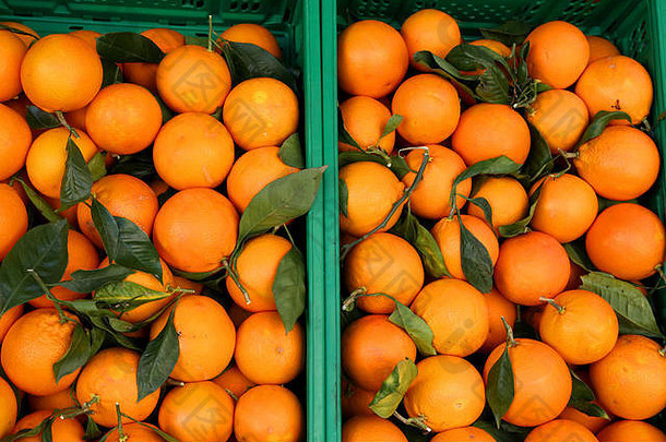 市场上出售的许多经过天然、不含化学添加剂的篮子橙子