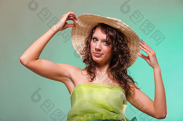 戴着帽子的美丽微笑的春夏女人。绿色理念